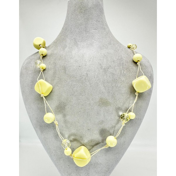 Krem Kare Taşlı Kolye